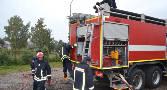 Spalyje nebuvo ramu: pusę paros gesintas gaisras ir iš Asvejos ežero išvilktas automobilis